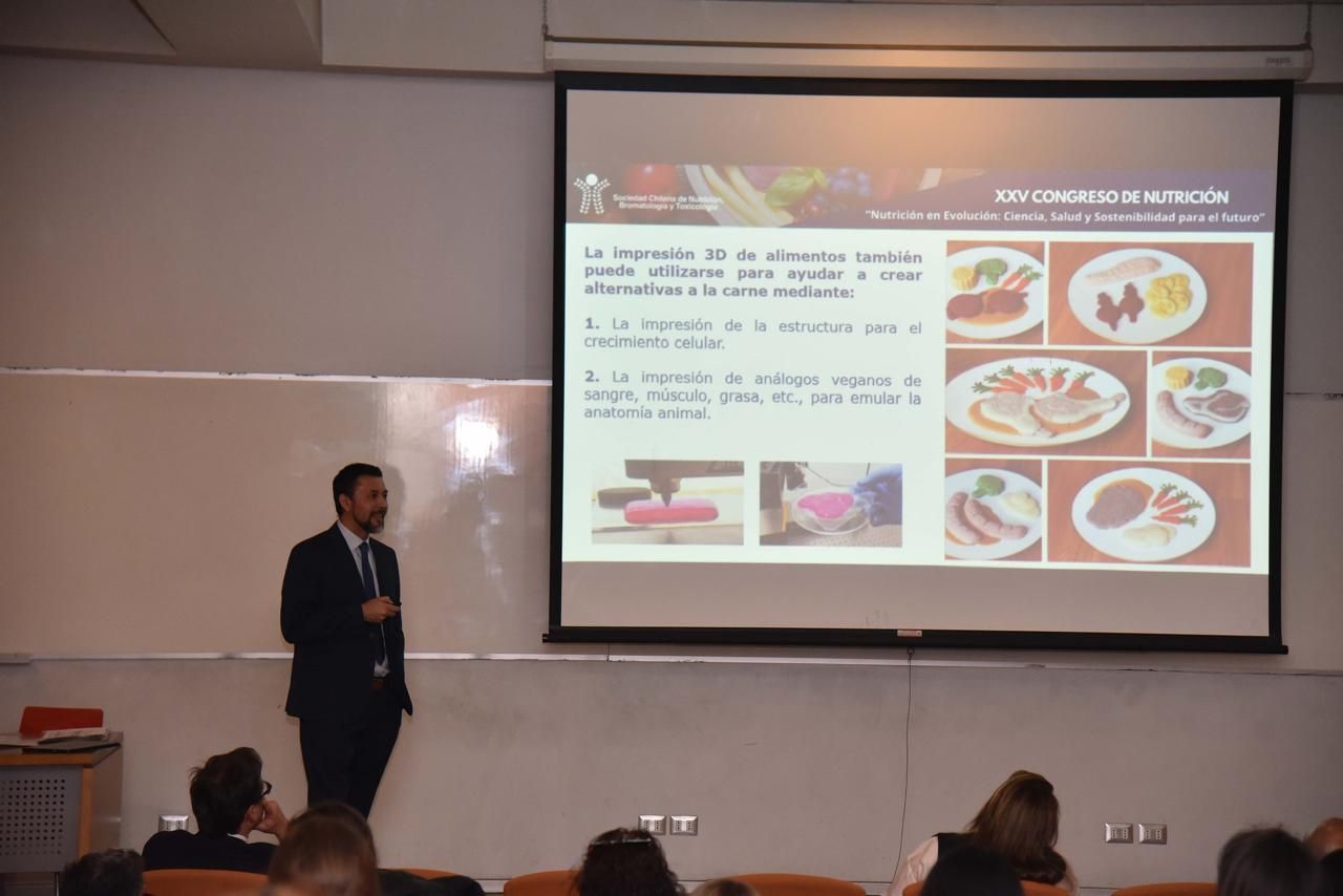 Roberto Lemus presentando en un congreso