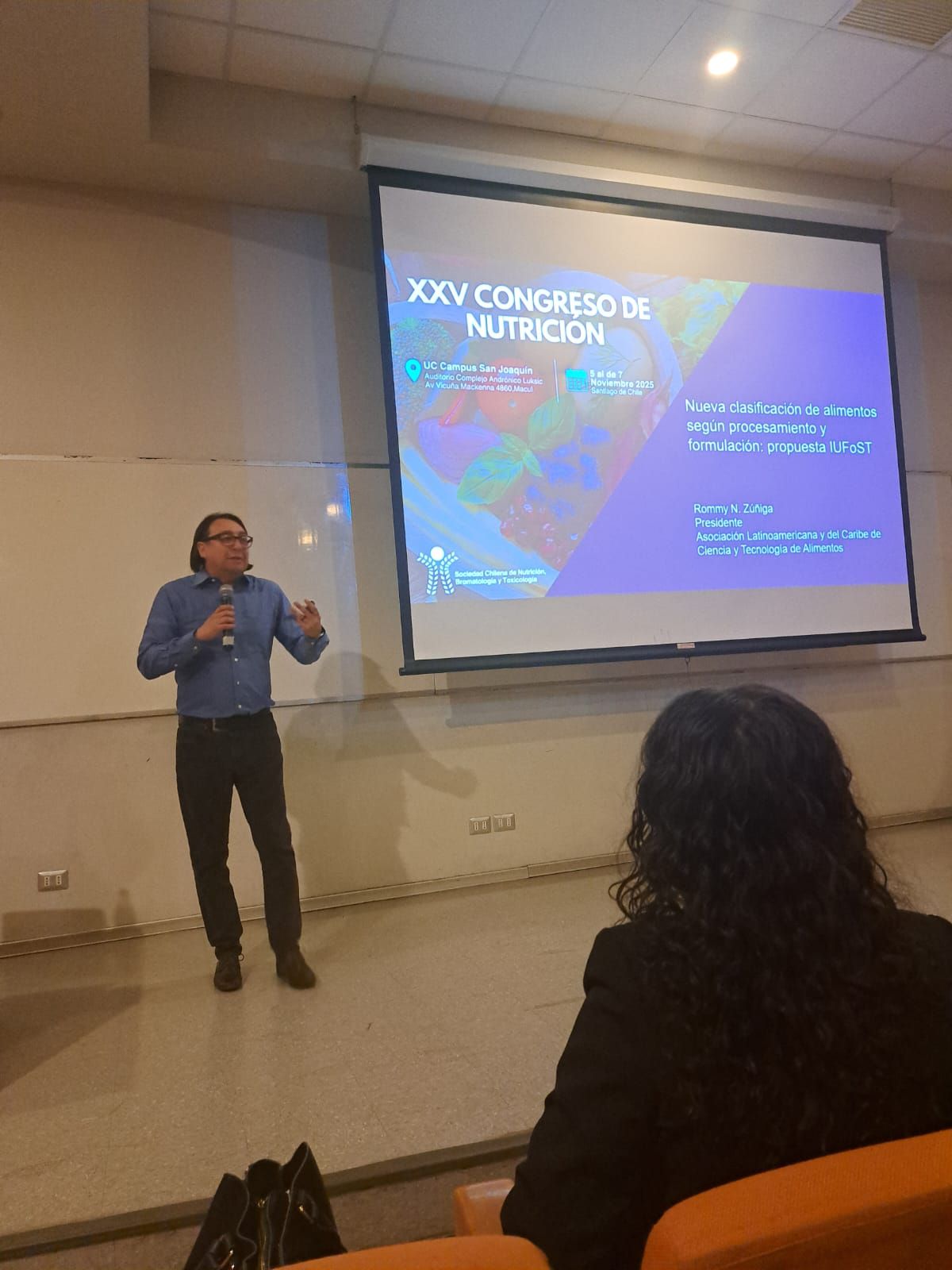 Rommy Zúñiga presentando en el Congreso de Nutrición